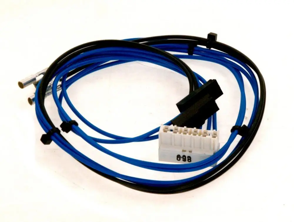 BOSCH Kabel mit mehreren blauen und schwarzen Leitungen, einem weißen Stecker und zwei Silberkontakten. Kabelbinder halten die Leitungen zusammen.